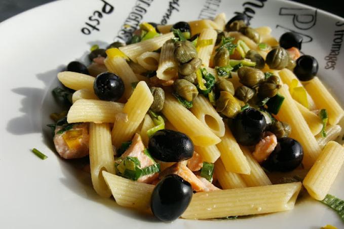 Těstoviny s lososem, olivami a kapary