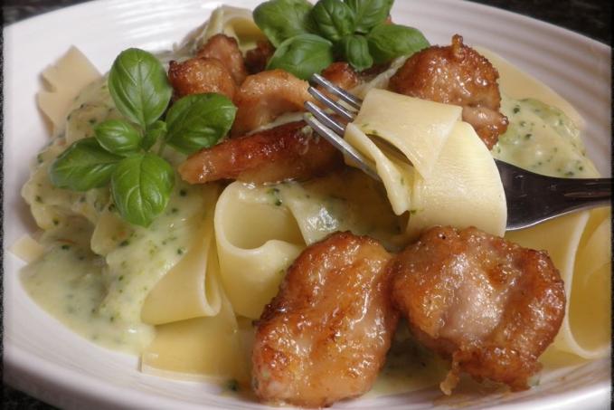 KUŘECÍ KOUSKY S BROKOLICOVO-SMETANOVÝM PŘELIVEM A DOMÁCÍMI ŠIROKÝMI NUDLEMI