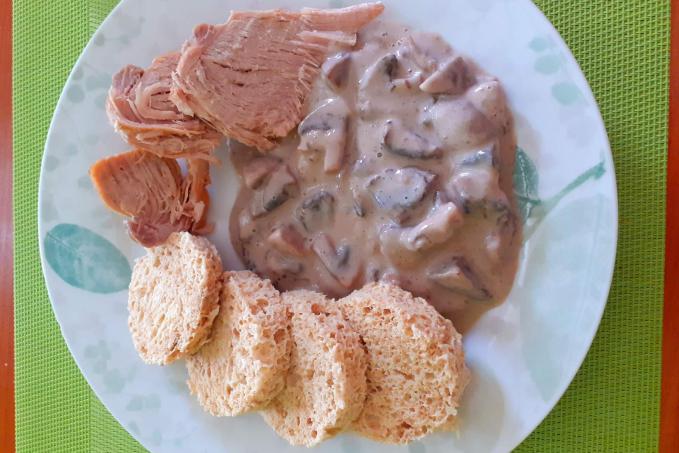 Dušené vepřové maso s žampionovou omáčkou - LC