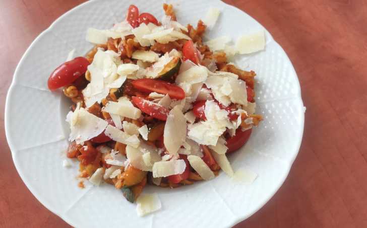 Těstoviny (z červené čočky) s rajčatovou omáčkou, cuketou a parmazánem