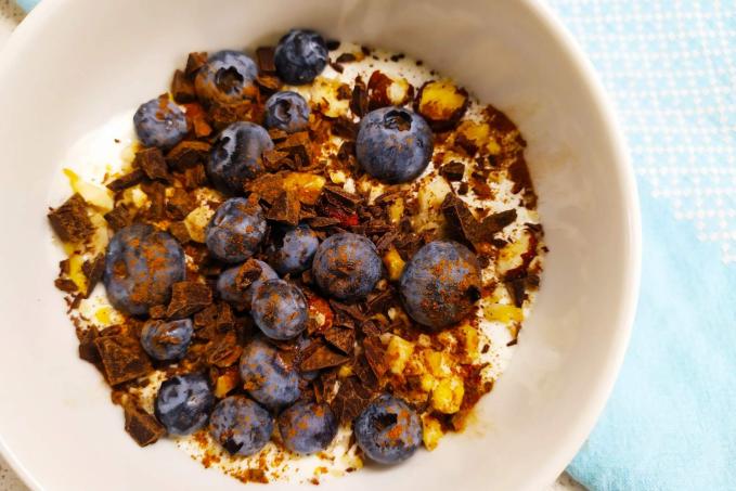 Šlehaný tvaroh s ovocem, skořicí a čokoládou