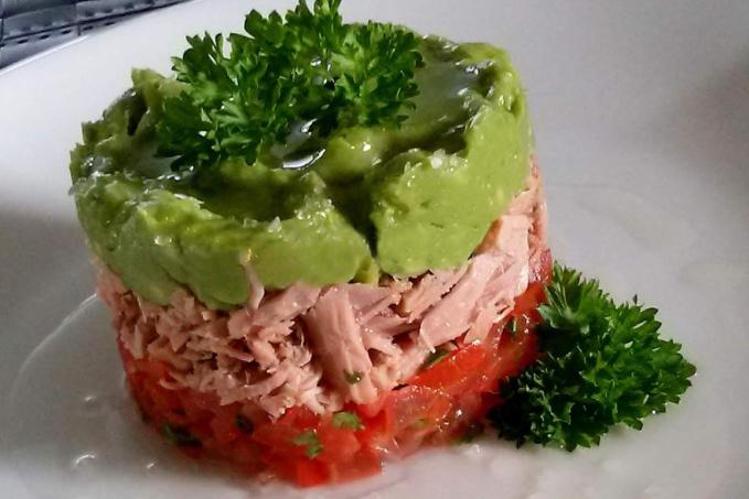 Salát z avokáda, tuňáka a rajčat