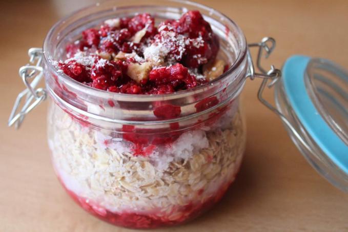 MALINOVÁ OVERNIGHT KAŠA S KOKOSOVÝM MLIEKOM A ODPADU Z NEHO