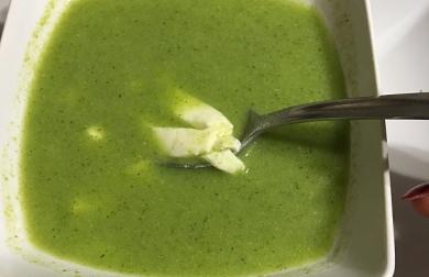 Brokolicová polévka s mozzarelou
