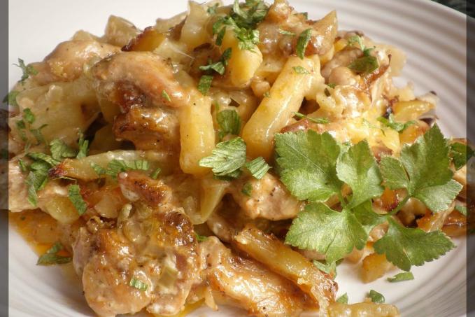 ZAPEČENÉ BRAMBORY SE SMETANOU A KUŘECÍM MASEM