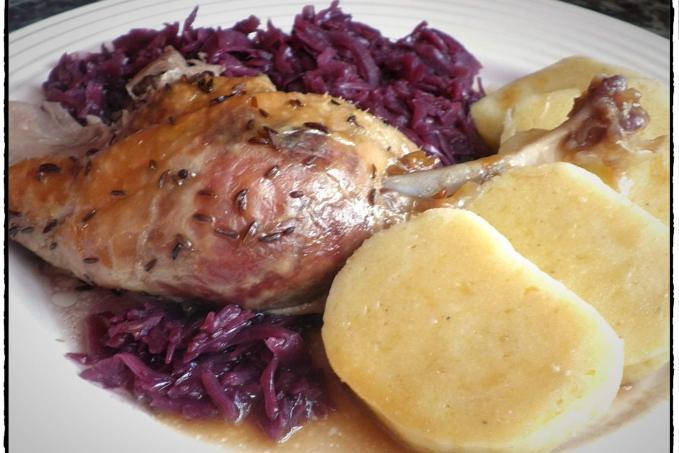 POMALU PEČENÁ KACHNIČKA, DUŠENÉ ČERVENÉ ZELÍ A BRAMBOROVÝ KNEDLÍK