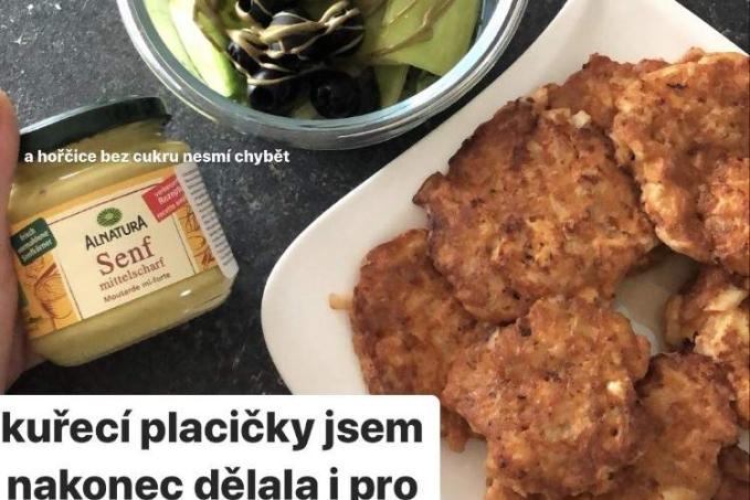 Kuřecí placičky se salátkem