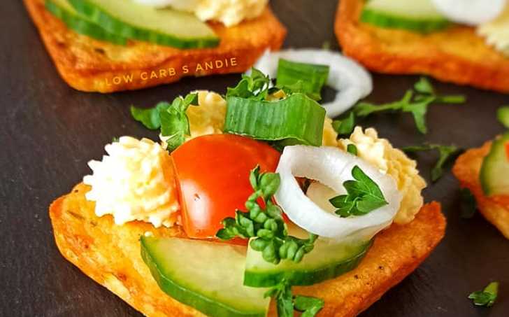 Sýrové krekry zdobené vajíčkovým krémem a zeleninou - LC