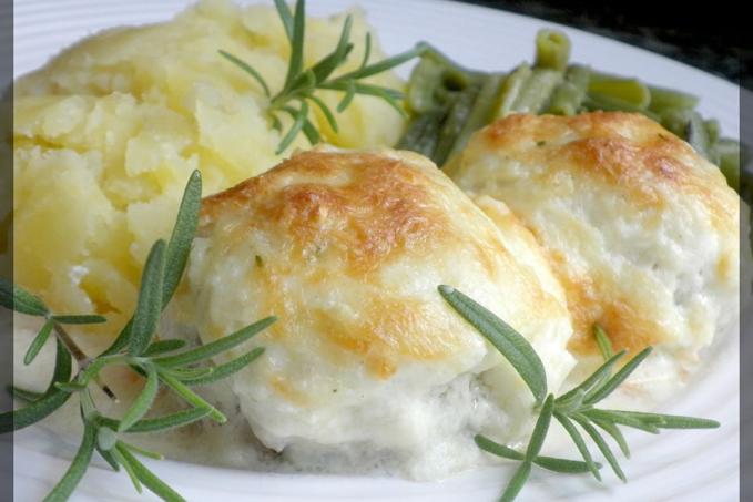 KULIČKY Z KUŘECÍHO MASA V SÝROVO-SMETANOVÉ OMÁČCE