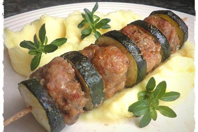 CUKETOVÉ ŠPÍZY S MLETÝM MASEM