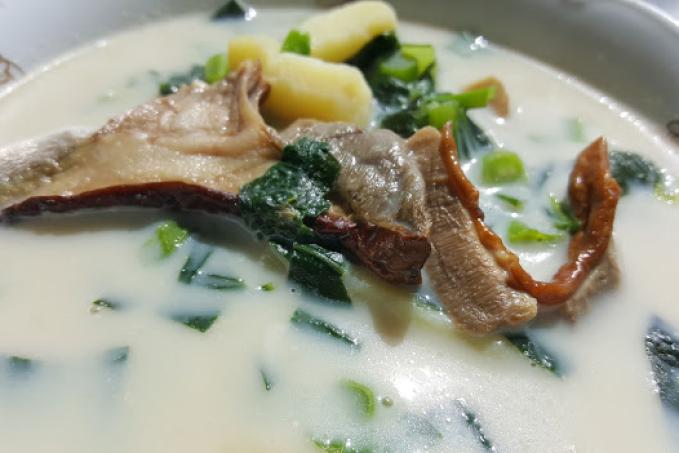 Bílá houbová polévka s lupením