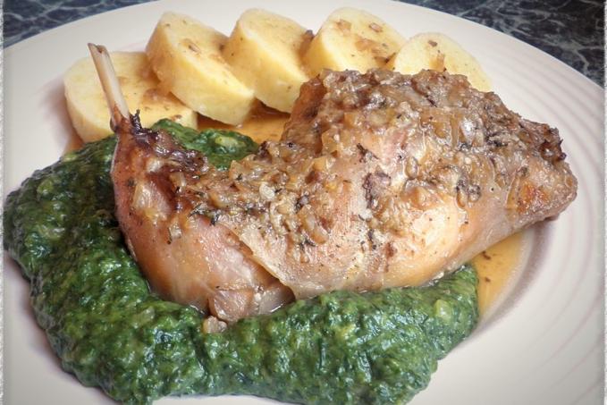 KRÁLÍK PEČENÝ NA CIBULI A ČESNEKU