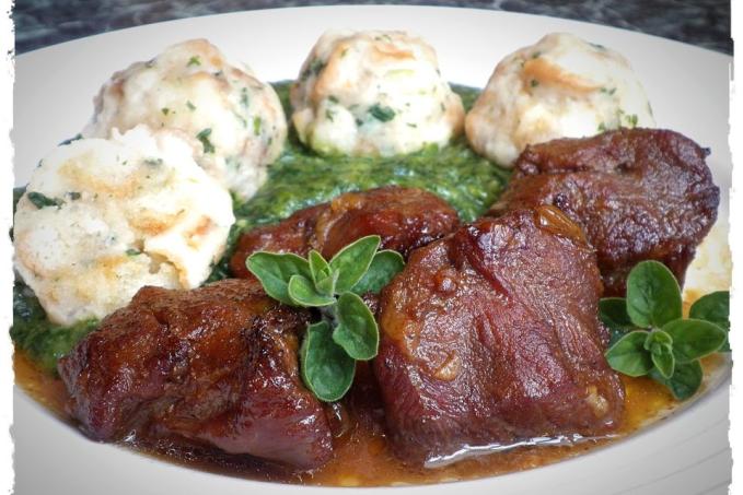 PEČENÁ VEPŘOVÁ LÍČKA, ŠPENÁT A SMETANOVÉ KNEDLÍČKY