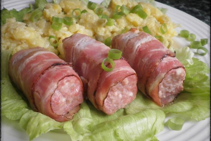 ČEVABČIČI VE SLANINĚ A TEPLÝ NĚMECKÝ BRAMBOROVÝ SALÁT