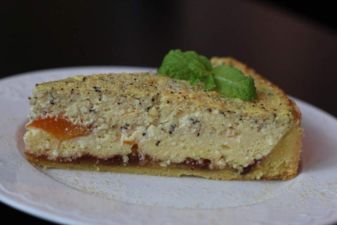 Tvarohový koláč s bielym makom a s marhuľami