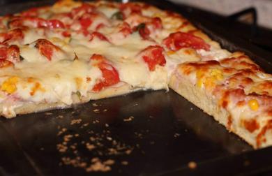 Špaldová pizza bez kysnutia s kyslou smotanou
