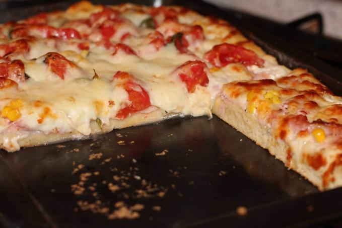 Špaldová pizza bez kysnutia s kyslou smotanou