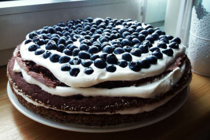 Kakaovo pohankový dort s tvarohem a borůvkami