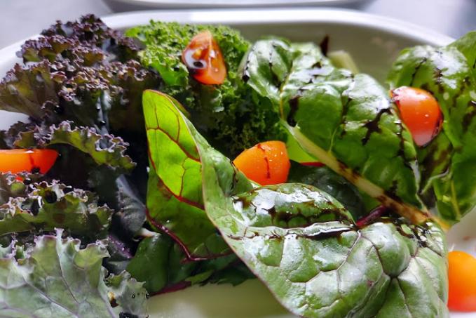 Listový salát s balzamikovým octem a krémem