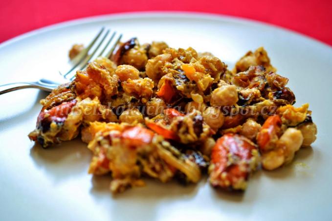 TEPLÝ SALÁT S PEČENOU DÝNÍ A CIZRNOU