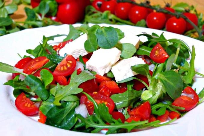 Rukola salát s polníčem, zeleninou a balkánským sýrem