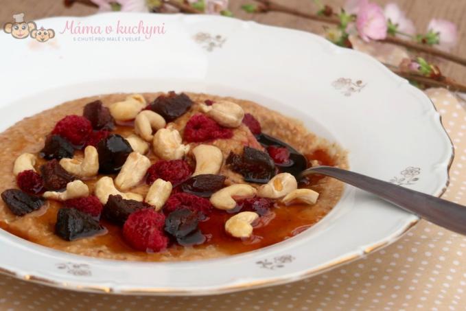 Ovesná kaše se sušenými meruňkami a kešu ořechy (od 2 – 3 let)