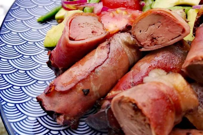 KURACIE PEČIENKY OBALENÉ V SLANINKE ZO ŠALATOM