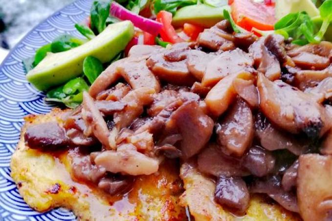 Bravčove plátky s dijon horčicou zo šampiňónmi a šalátom