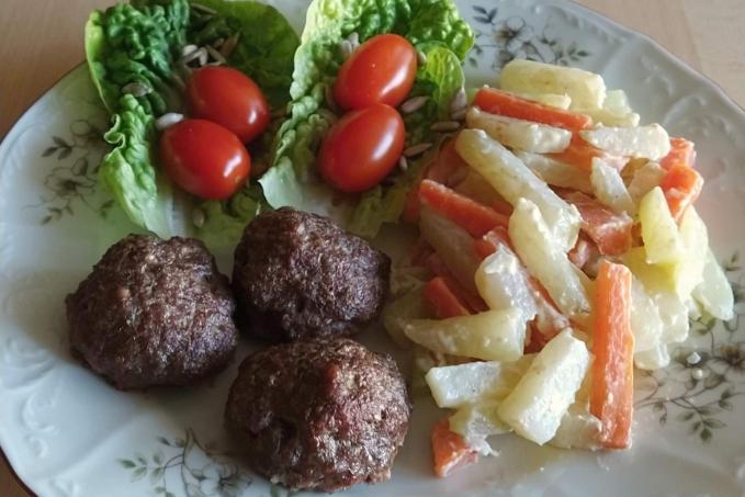 Masové kuličky a zelenina na smetaně