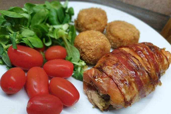 Kuřecí závitek ve slanině a celerové krokety