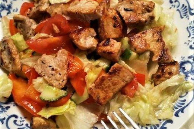 Zeleninový salát s vepřovou panenkou