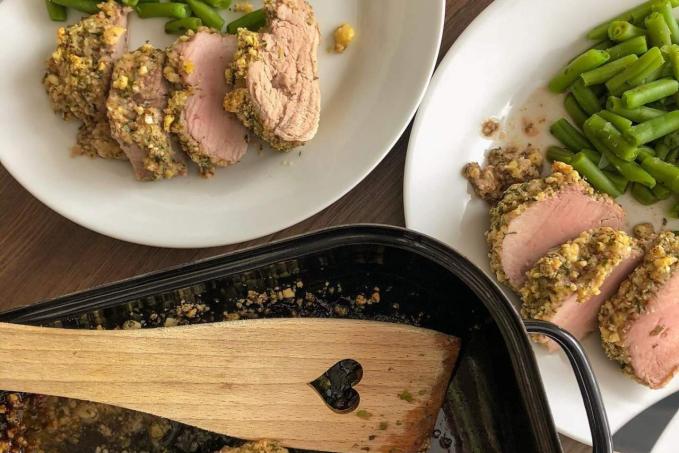 Panenka v hořčici s parmazánovo-ořechovou krustou s bylinkami