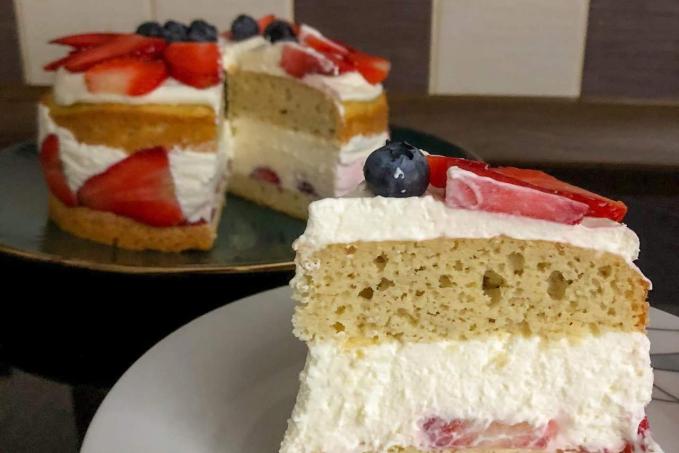 Nadýchaný dort s jahodami - LC