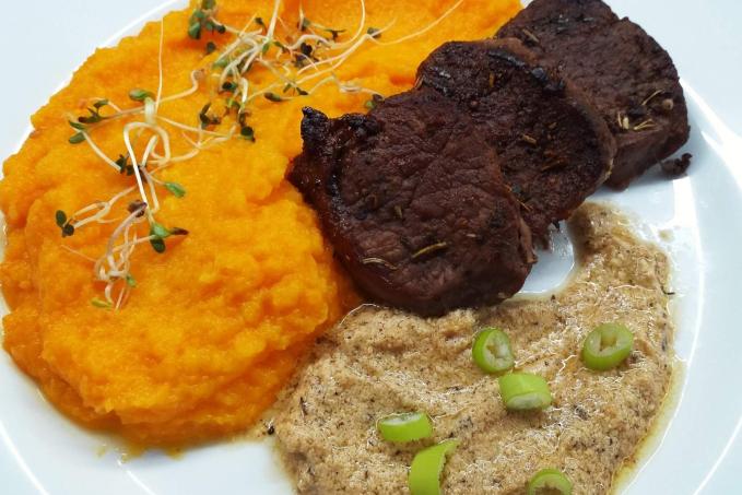 JELENÍ PANENKA NA ROZMARÝNU, CELEROVO-MRKVOVÉ PYRÉ A ZÁZVOROVÁ OMÁČKA