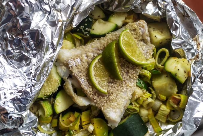 Treska v alobalu po asijsku