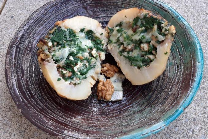 Pečený celer, plněný gorgonzolou, vlašskými ořechy a špenátem