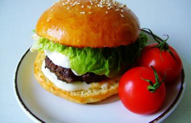 Burger s bylinkovým hovězím masem, tatarkou a blue cheese omáčkou