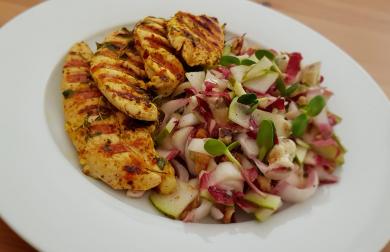 Grilované kuřecí prso a čekankový salát s hruškou a gorgonzolou