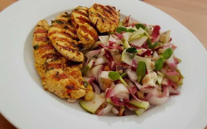 Grilované kuřecí prso a čekankový salát s hruškou a gorgonzolou