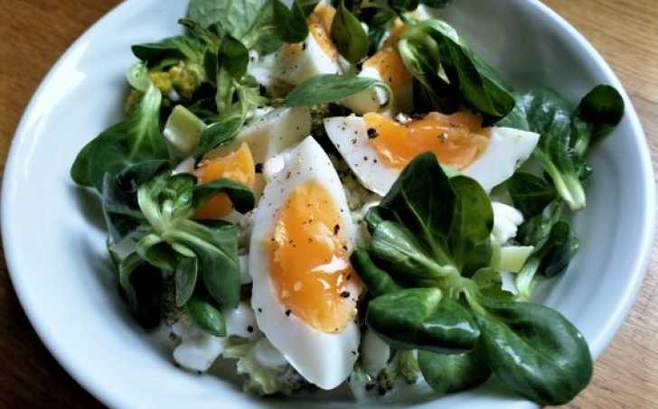 Brokolicový salát s vajíčkem a sýrem cottage