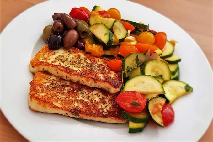 Sýr halloumi s restovanou cuketou a rajčaty