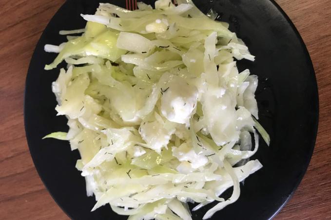 zelný salát s koprem a balkánem