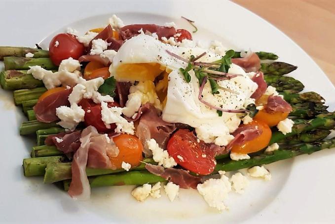 Chřest se ztraceným vejcem, rajčaty a prosciuttem