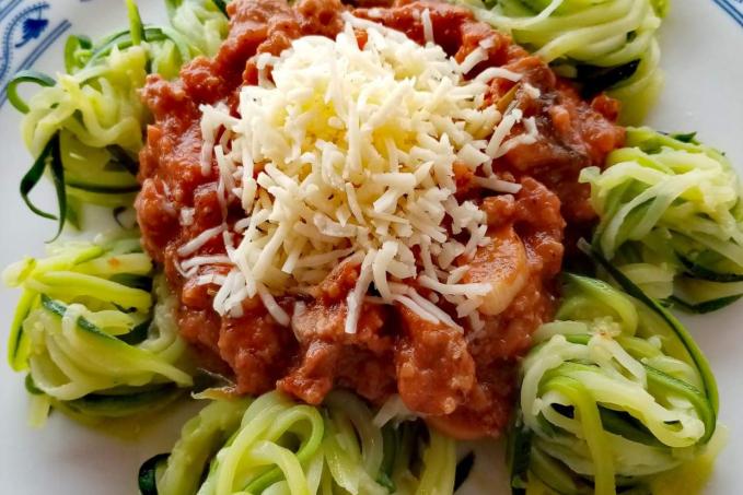 Boloňská z mletého masa s žampiony a cudle