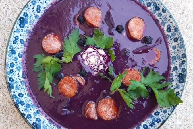 Krémová polévka z červeného zelí s aronií a borůvkami - LC