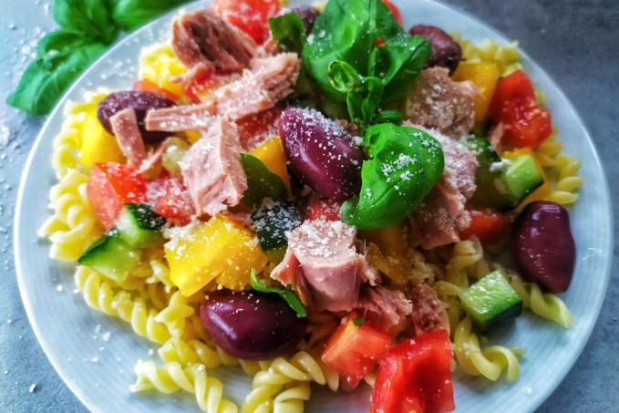 Tuňákový těstovinový salát