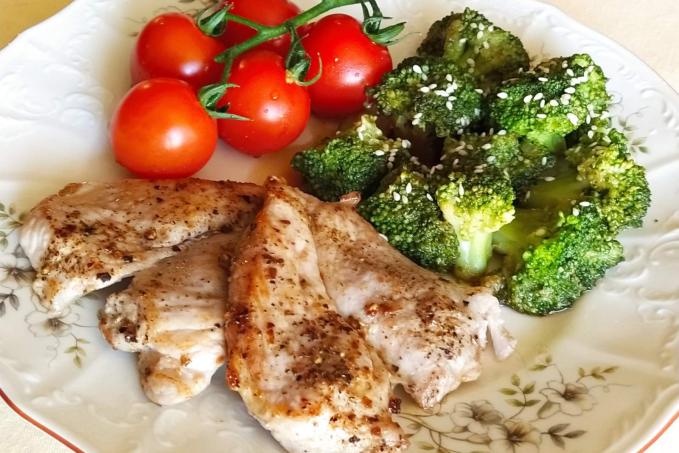 Restovaná vepřová kýta a brokolice s hoisin omáčkou - LC