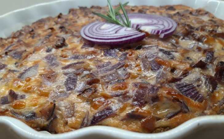 Brokolicový quiche s červenou cibulí, sýrem a slaninou