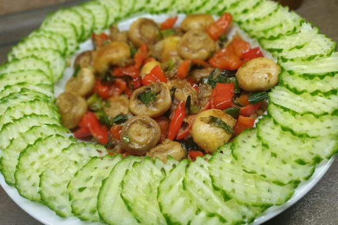 Pečené žampióny na česneku s okurkou