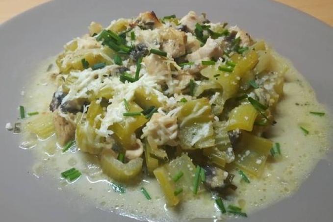 ZAPEČENÁ KUŘECÍ PRSA S ŘAPÍKATÝM CELEREM A ŽAMPIONY